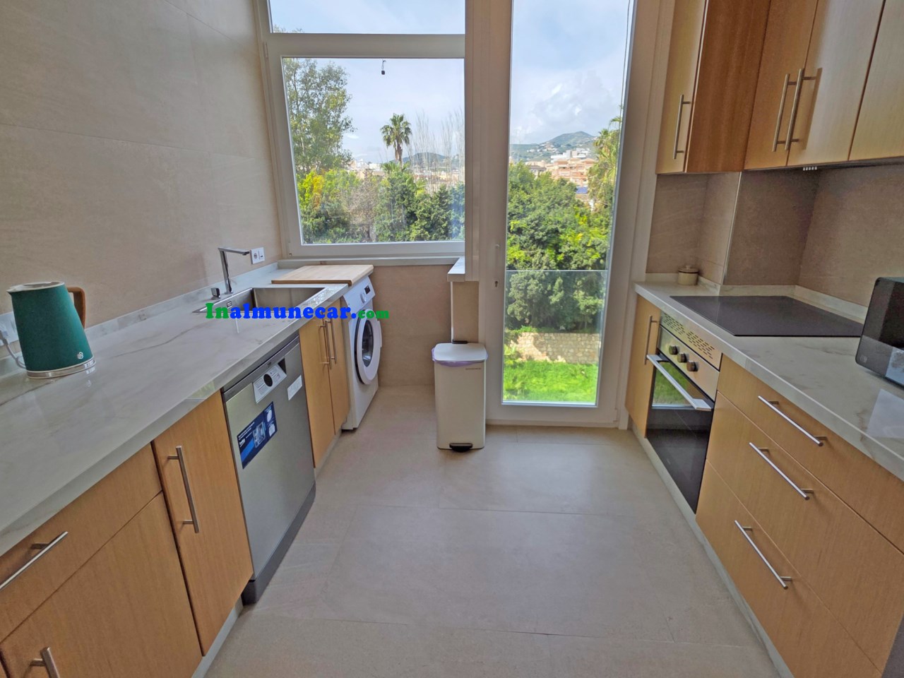 Piso en venta en primera línea de playa con plaza de aparcamiento.