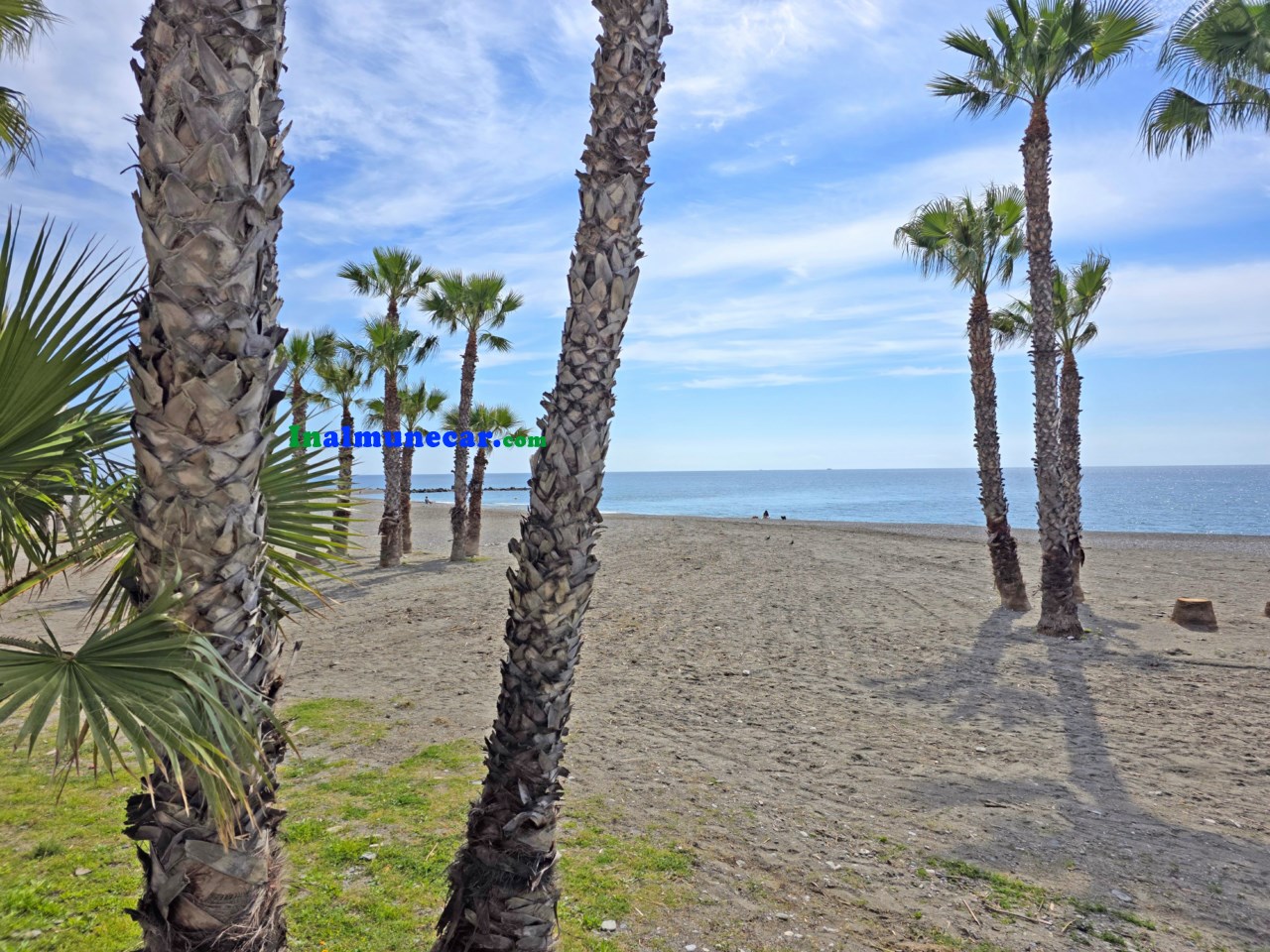 Piso en venta en primera línea de playa con plaza de aparcamiento.