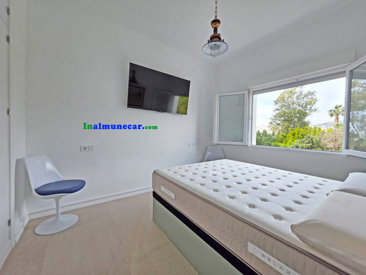 Piso en venta en primera línea de playa con plaza de aparcamiento.