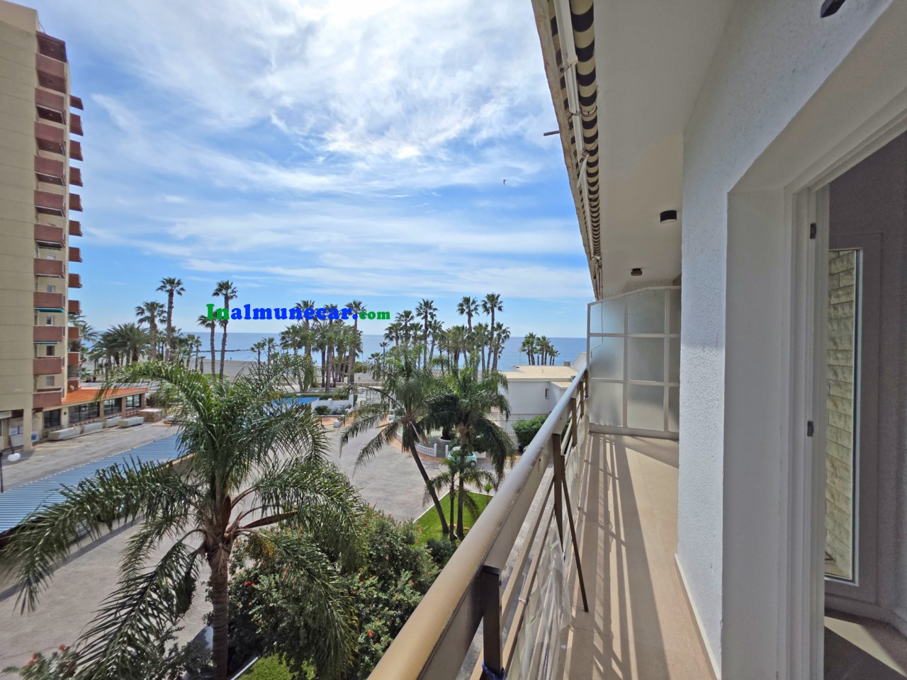 Piso en venta en primera línea de playa con plaza de aparcamiento.