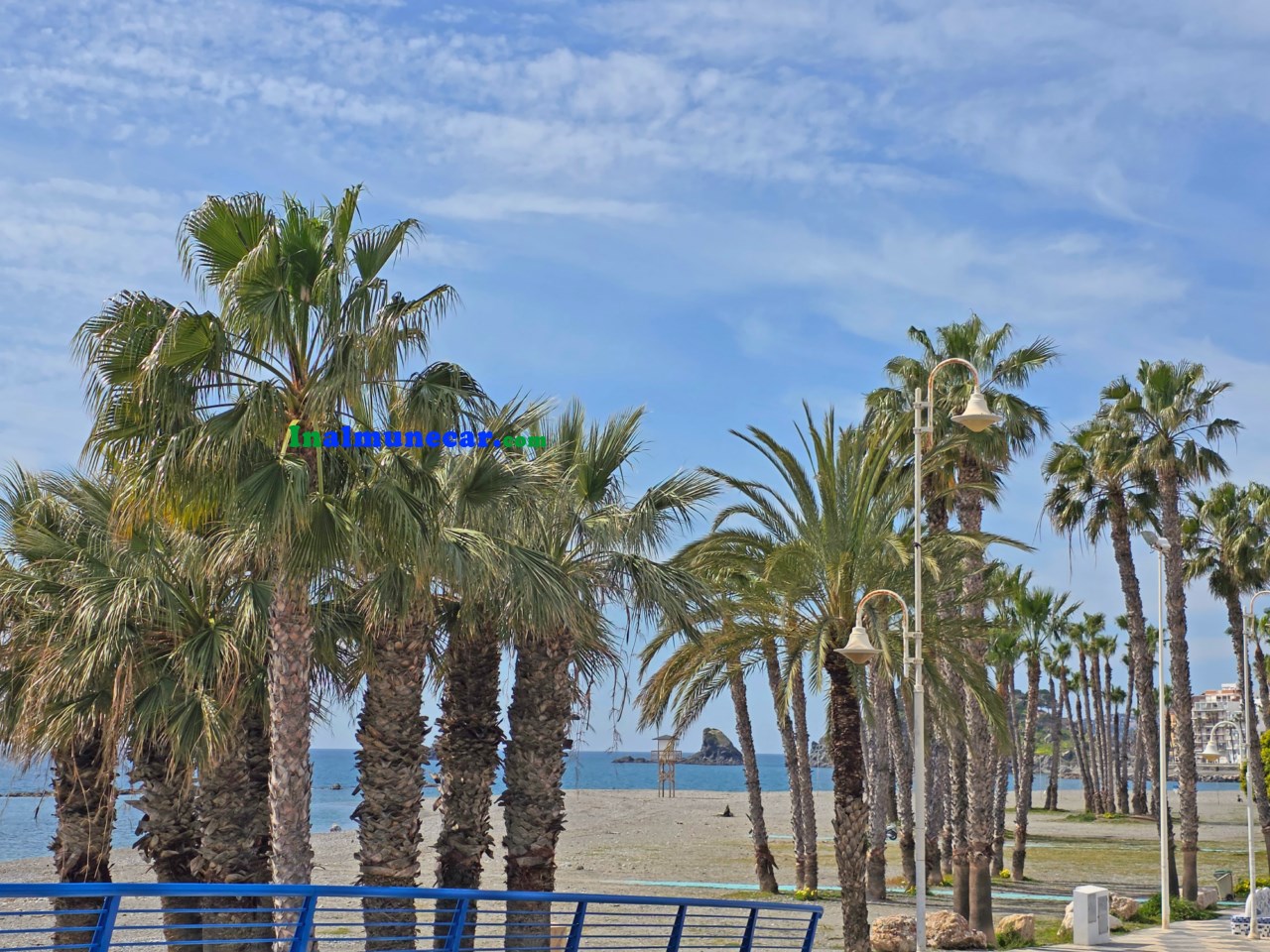 Piso en venta en primera línea de playa con plaza de aparcamiento.