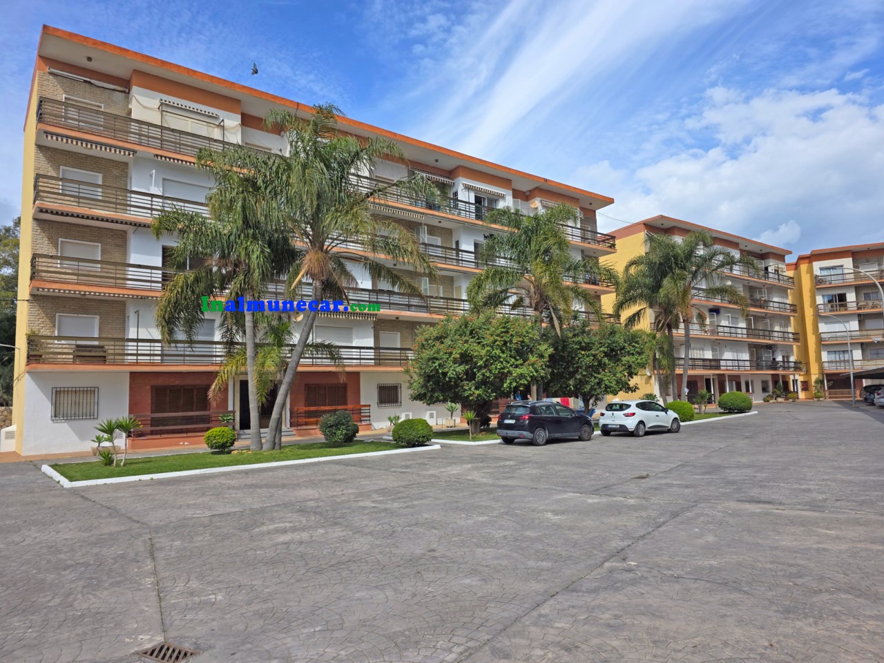 Piso en venta en primera línea de playa con plaza de aparcamiento.