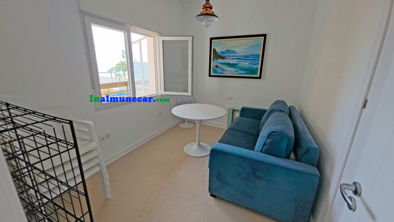 Piso en venta en primera línea de playa con plaza de aparcamiento.