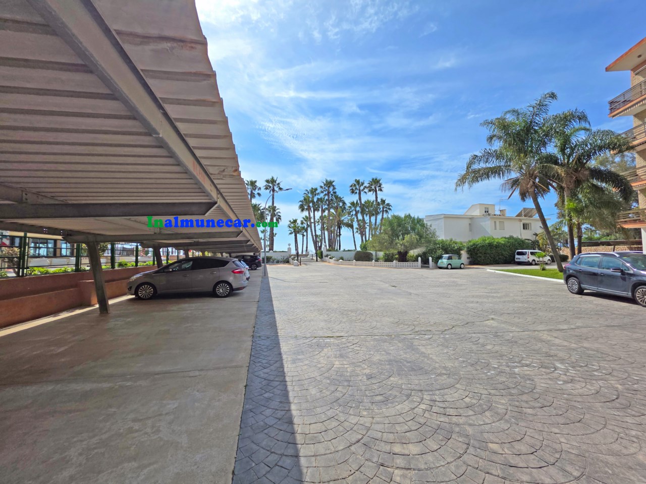 Piso en venta en primera línea de playa con plaza de aparcamiento.