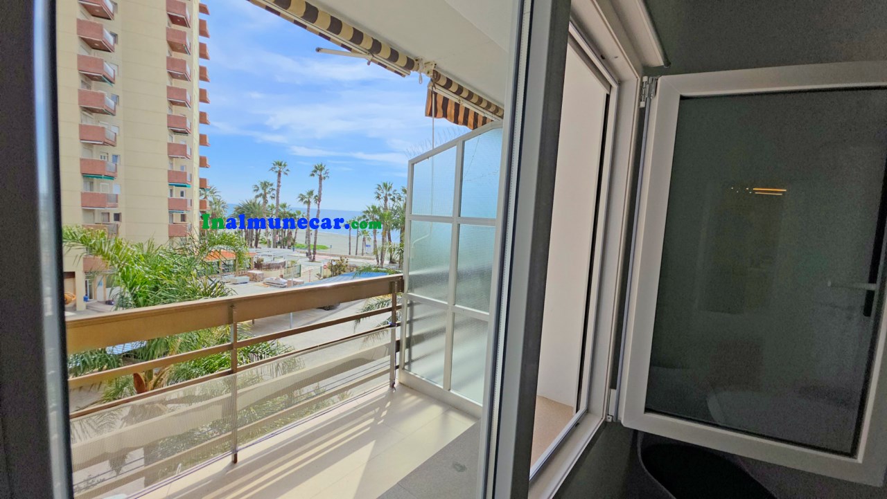 Piso en venta en primera línea de playa con plaza de aparcamiento.