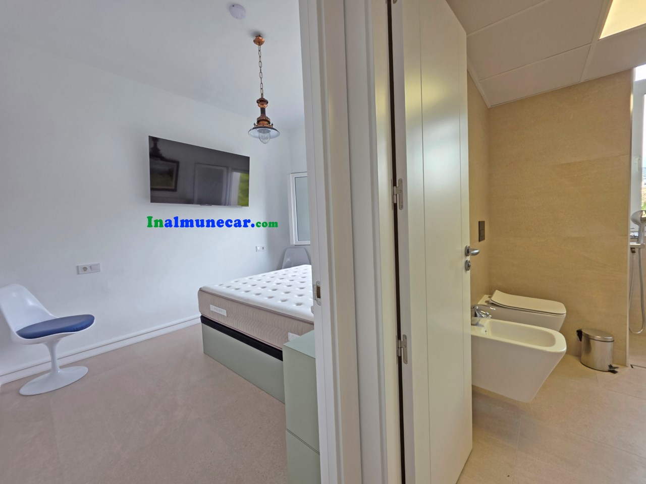 Piso en venta en primera línea de playa con plaza de aparcamiento.