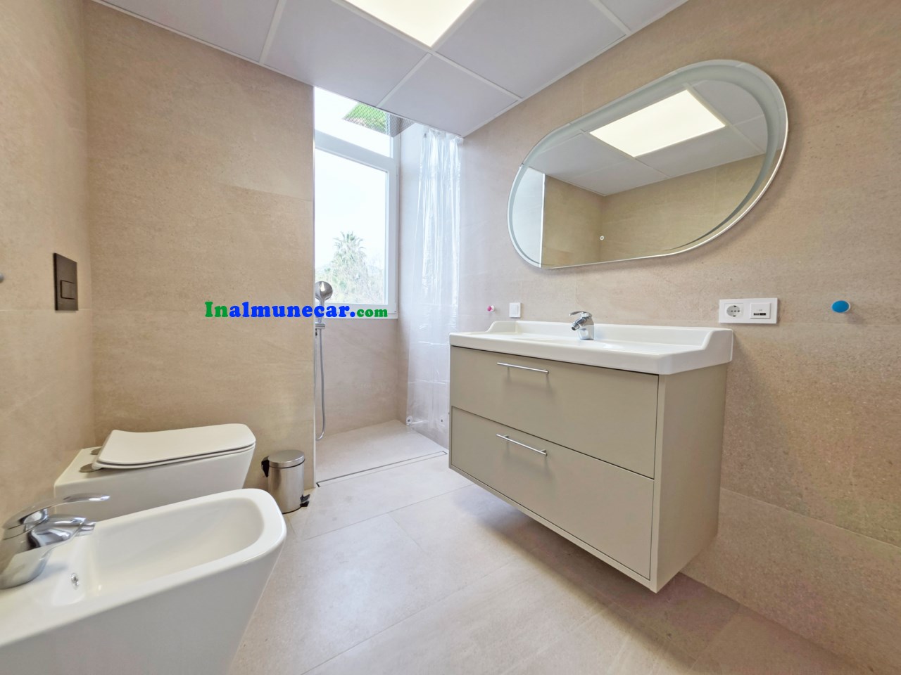 Piso en venta en primera línea de playa con plaza de aparcamiento.