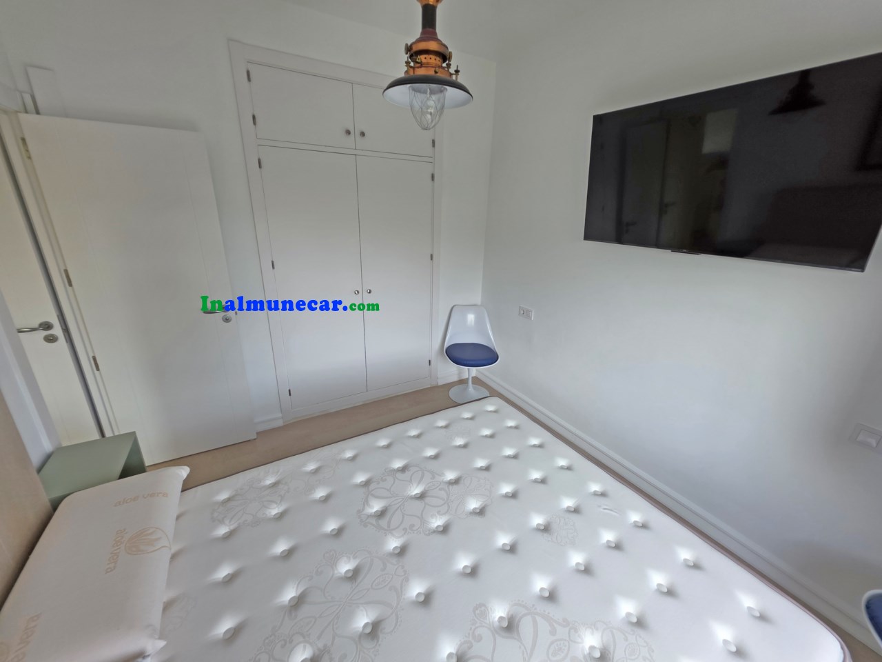 Piso en venta en primera línea de playa con plaza de aparcamiento.