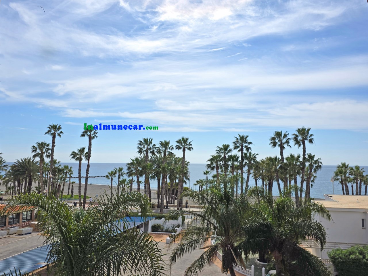 Piso en venta en primera línea de playa con plaza de aparcamiento.