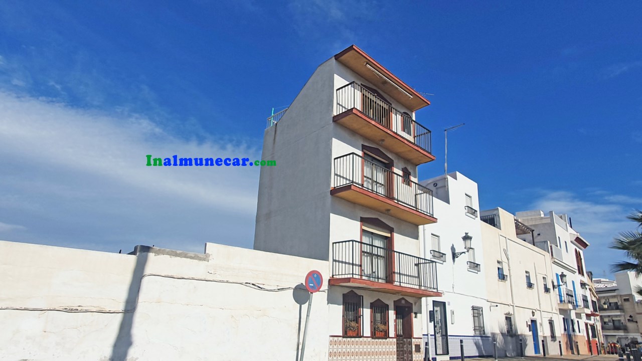 Townhouse for sale in front of the Castle in the Old Quarter of Almuñecar