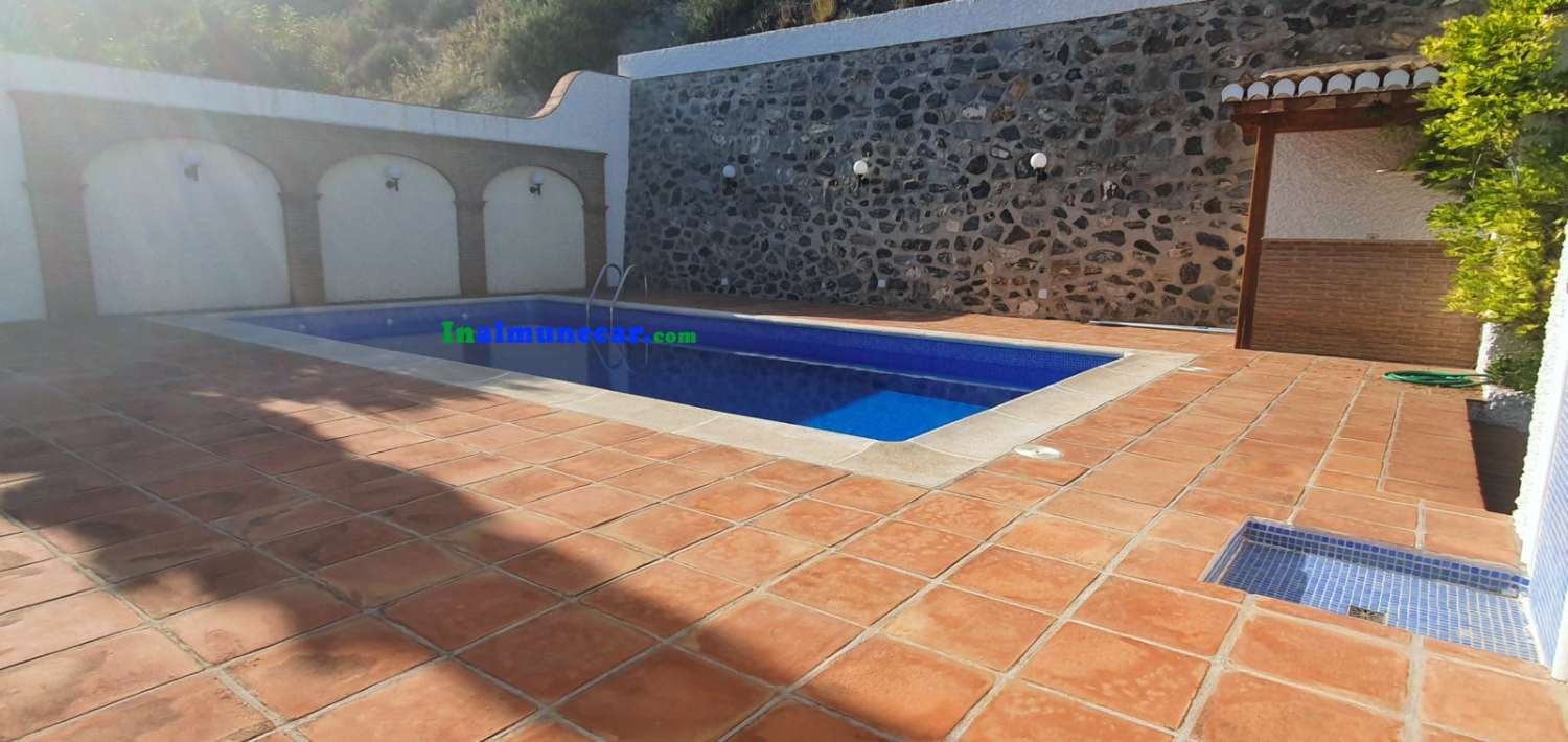 Villa en venta en Cotobro, Almuñecar, con piscina privada -