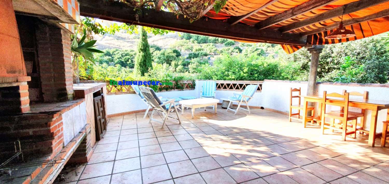 Country house for sale very close to the centre of Almuñécar, with large swimming pool.