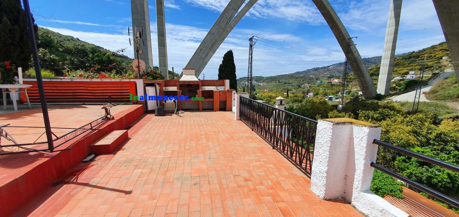 Maison de campagne à vendre très proche du centre d’Almuñécar, avec grande piscine.