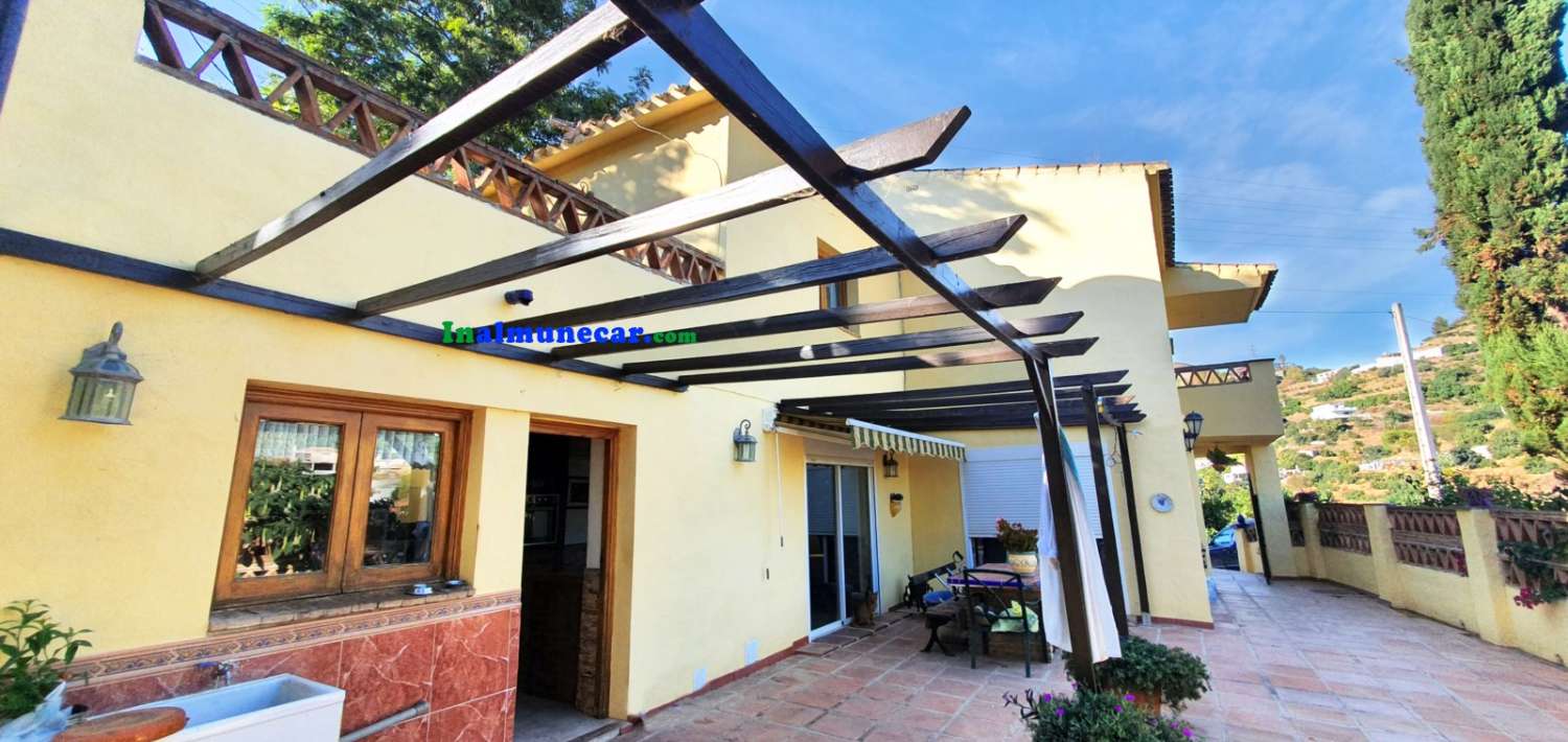 Landhaus zum Verkauf in Almuñécar, komplett renoviert und nur wenige Gehminuten vom Zentrum von Almuñecar entfernt