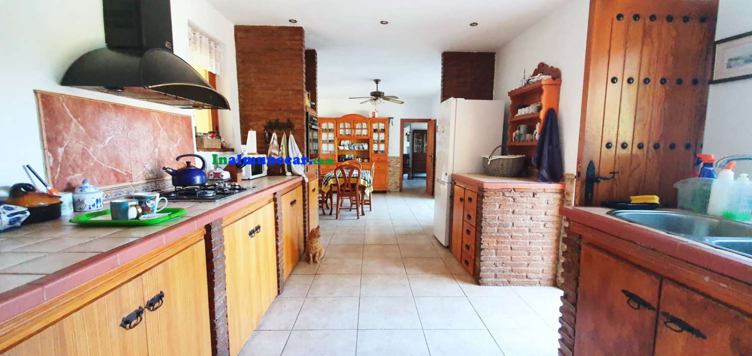 Landhaus zum Verkauf in Almuñécar, komplett renoviert und nur wenige Gehminuten vom Zentrum von Almuñecar entfernt
