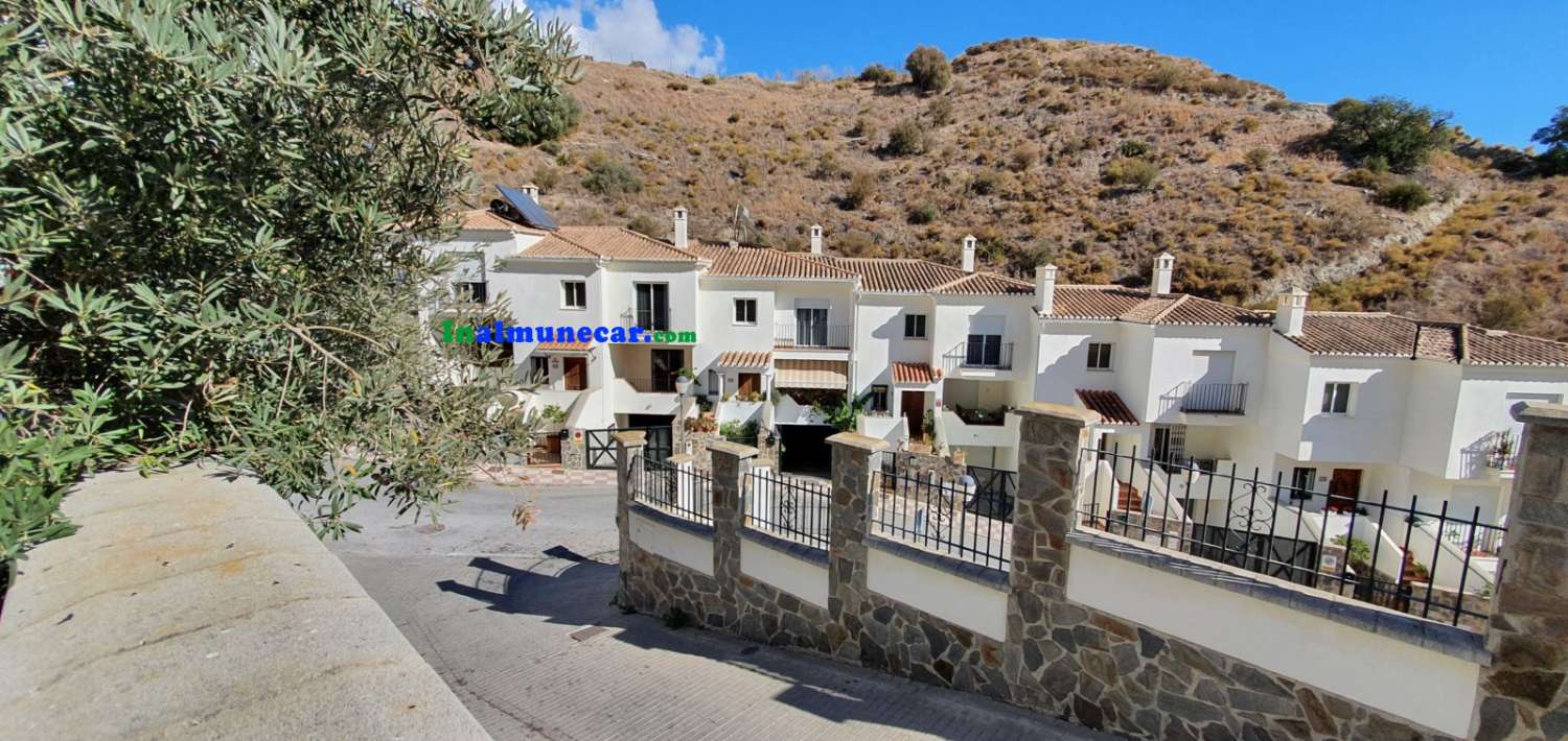 Villa til salg i Almuñecar med stor terrasse, lukket garage og pool