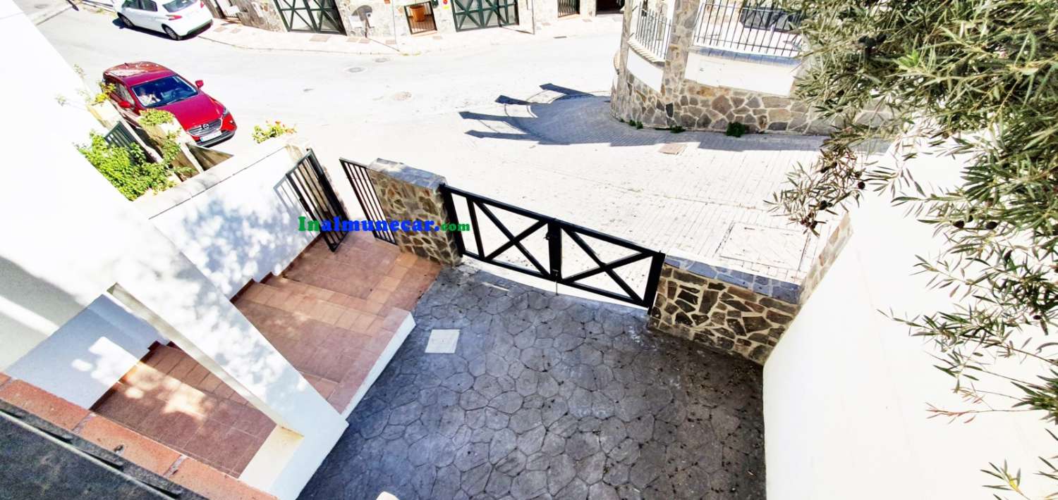 Chalet en venta en Almuñecar con  gran terraza, cochera cerrada y piscina
