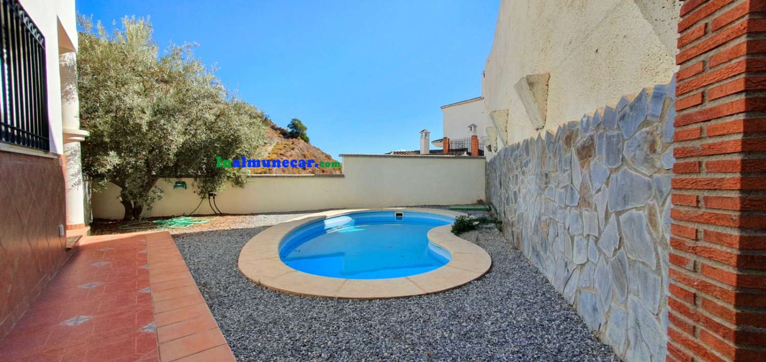Villa til salg i Almuñecar med stor terrasse, lukket garage og pool