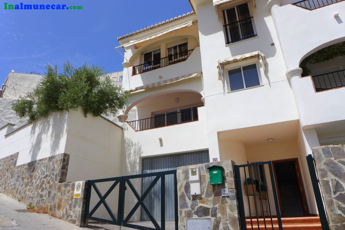 Villa zum Verkauf in Almuñecar mit großer Terrasse, geschlossener Garage und Pool