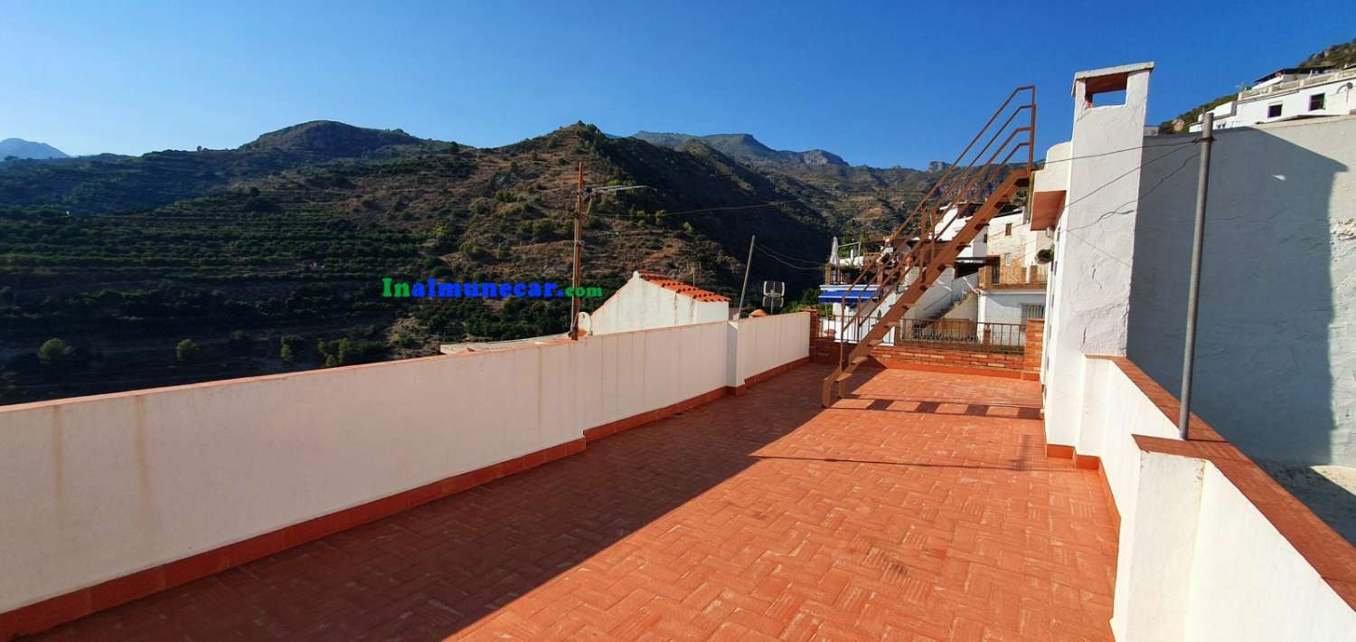 Excelente casa en venta en el bonito pueblo de Otivar, Granada.