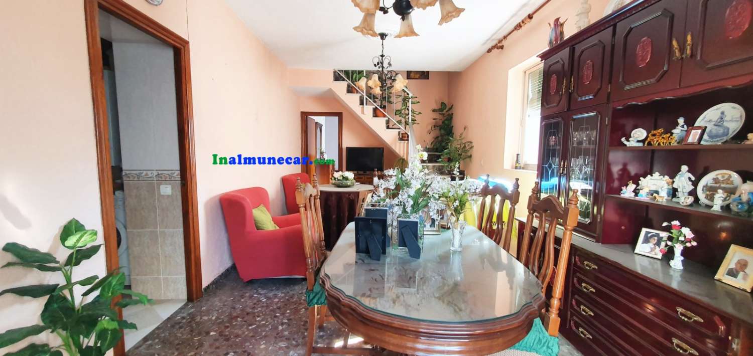 Excelente casa en venta en el bonito pueblo de Otivar, Granada.