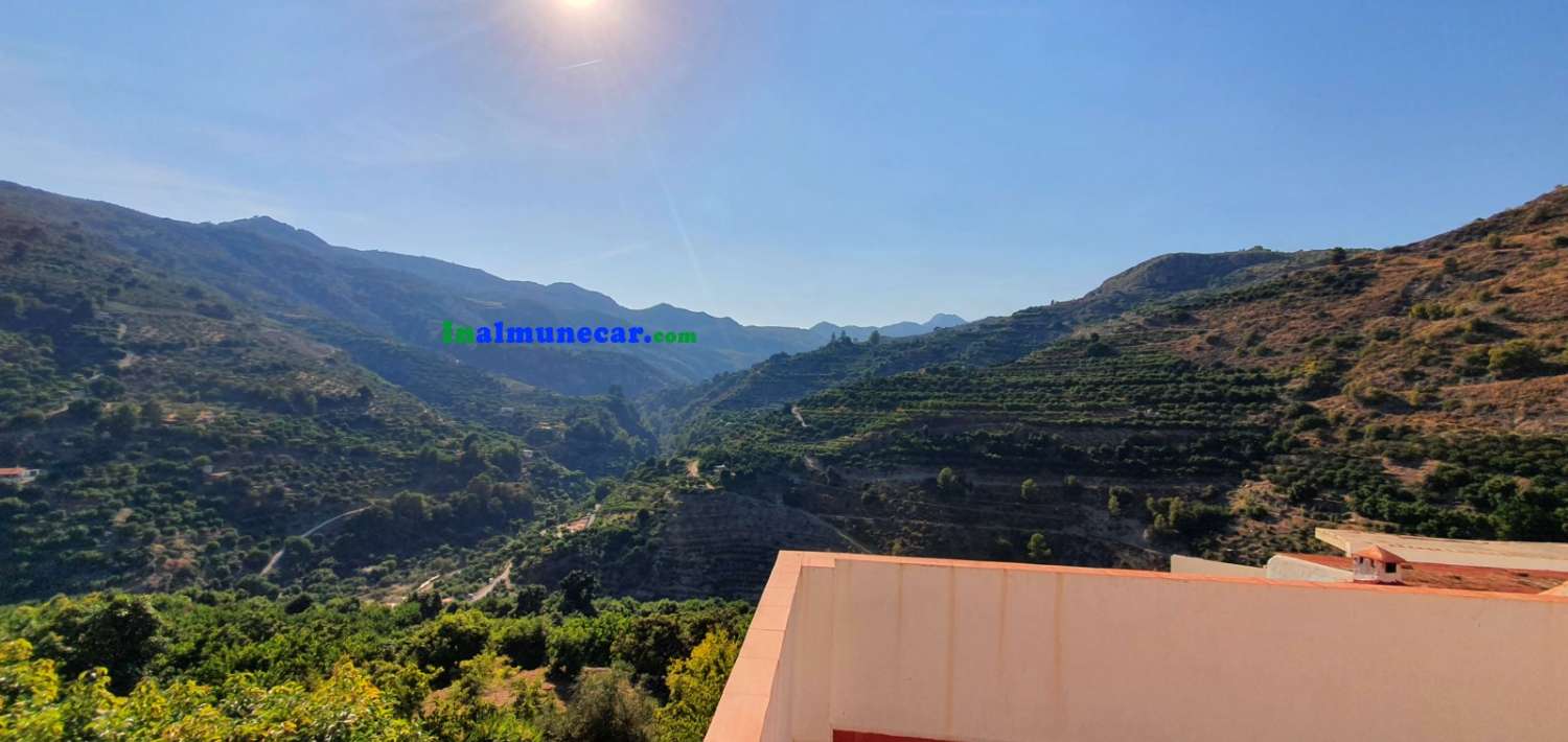 Ausgezeichnetes Haus zum Verkauf im schönen Dorf Otivar, Granada.