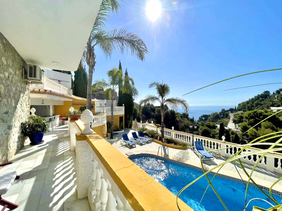 Villa till salu i Almuñecar med privat pool och havsutsikt