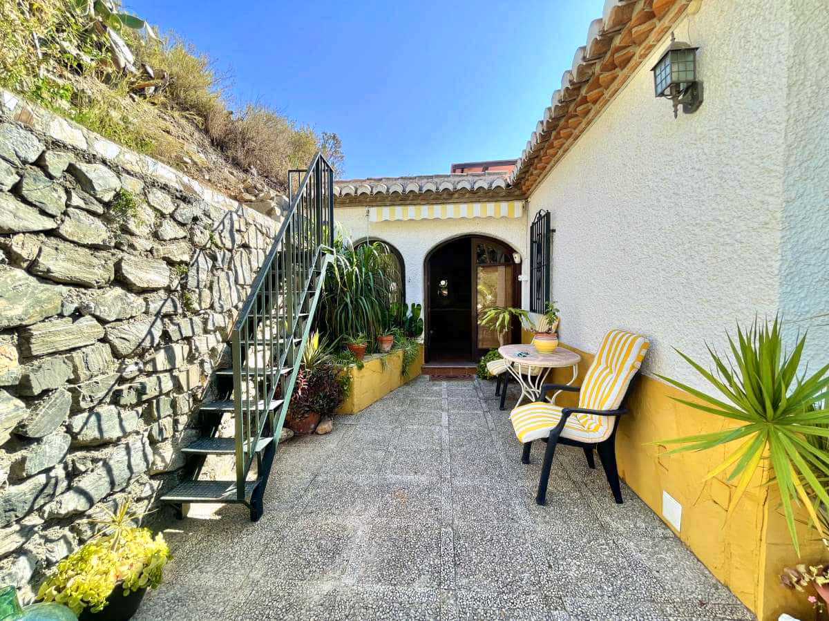 Villa till salu i Almuñecar med privat pool och havsutsikt