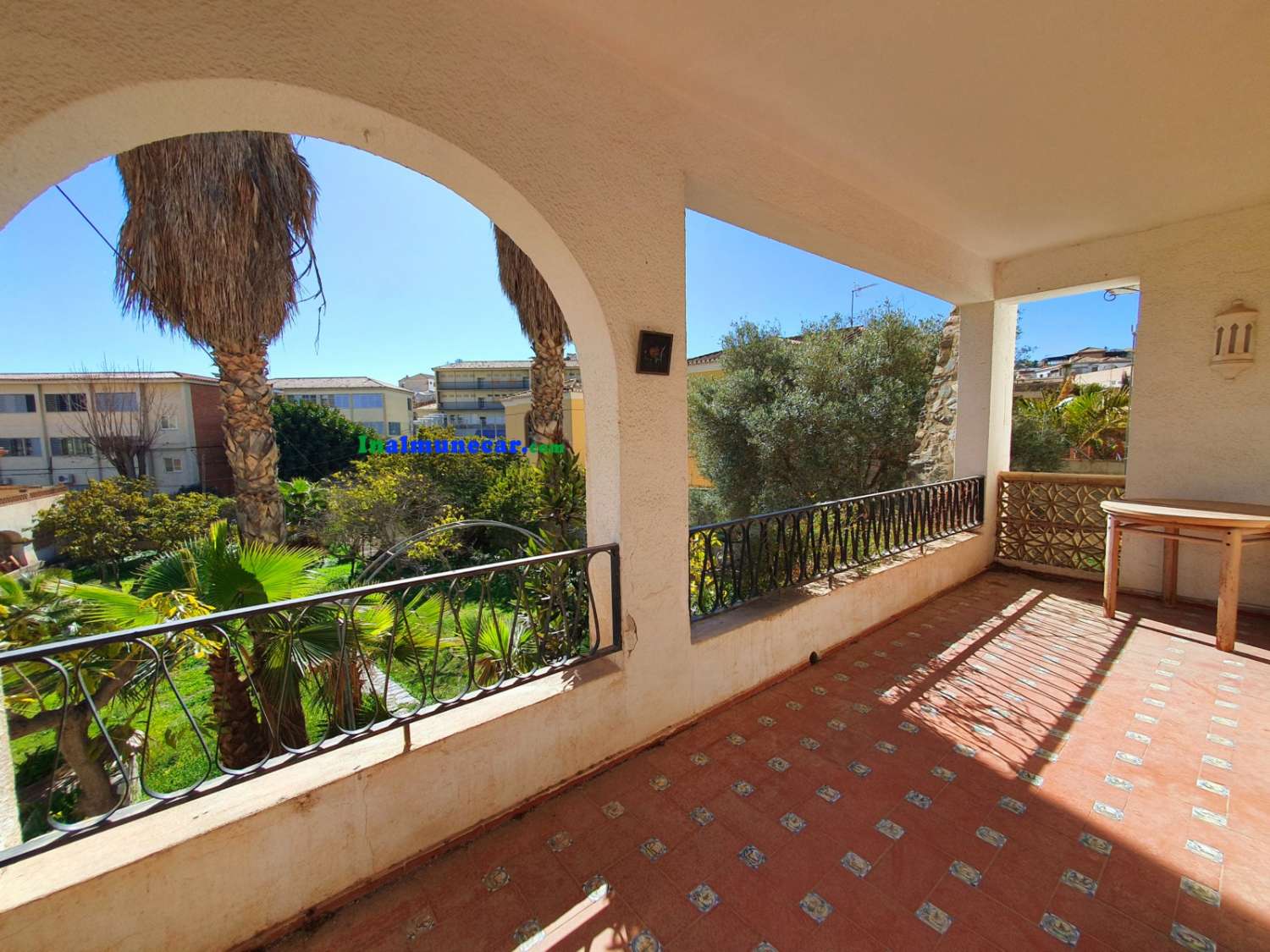 Villa en venta en Almuñecar cerca de la playa de San Cristobal y con amplia parcela con frutales