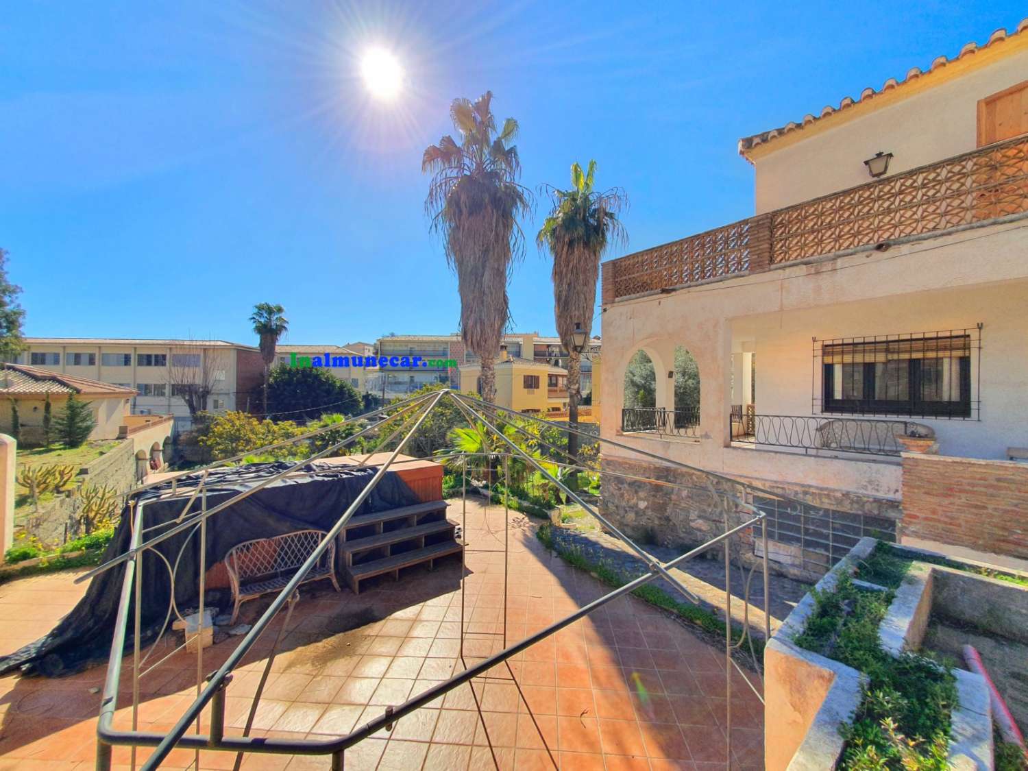 Villa en venta en Almuñecar cerca de la playa de San Cristobal y con amplia parcela con frutales