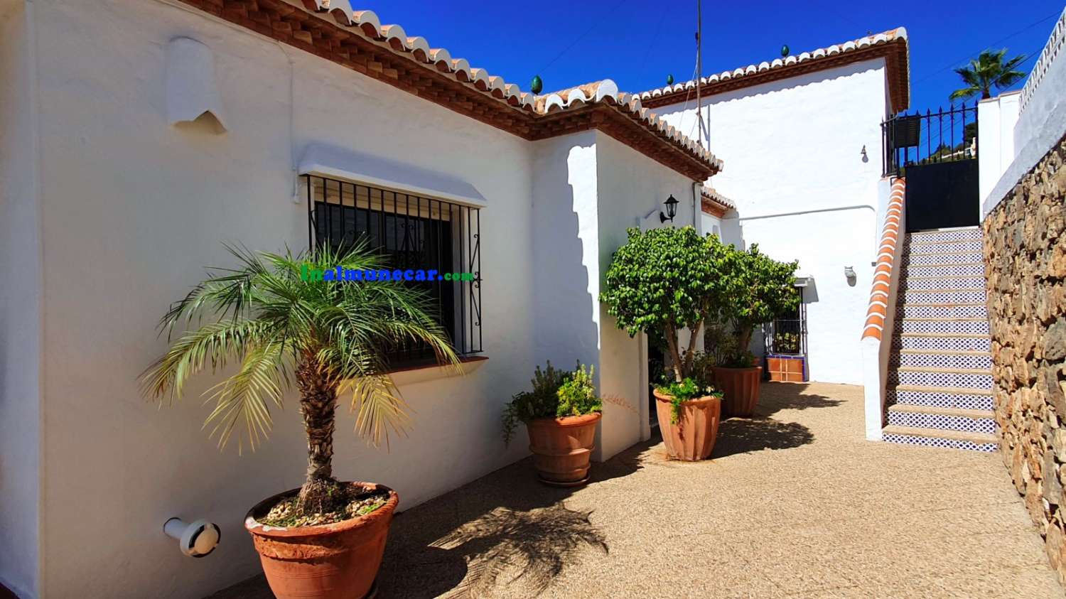 Villa till salu i Almuñécar med underbar havsutsikt, trädgård och garage – nära stranden och restauranger