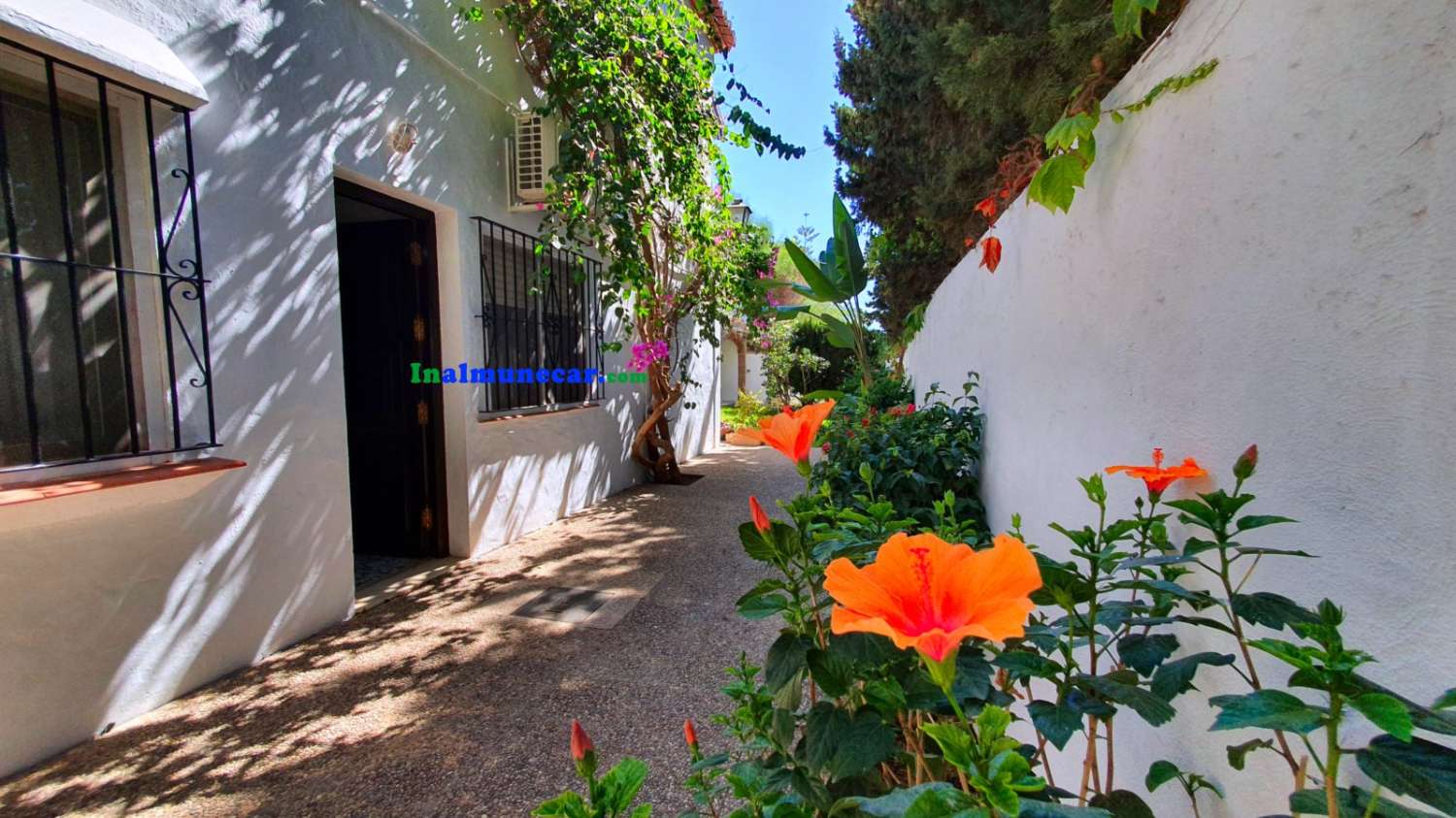 Villa till salu i Almuñécar med underbar havsutsikt, trädgård och garage – nära stranden och restauranger
