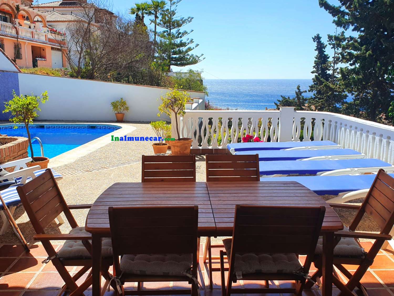 Villa for sale in Almuñécar with gorgeous sea views, garden and garage – close to the beach and restaurants