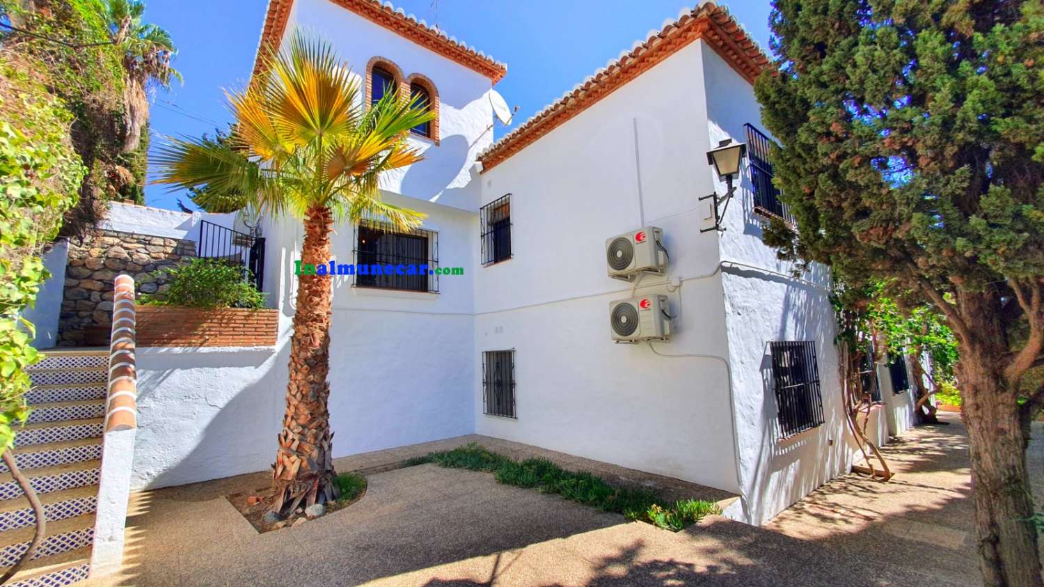 Villa en venta en Almuñécar con vistas fantásticas, jardín y garaje – cerca de la playa y restaurantes