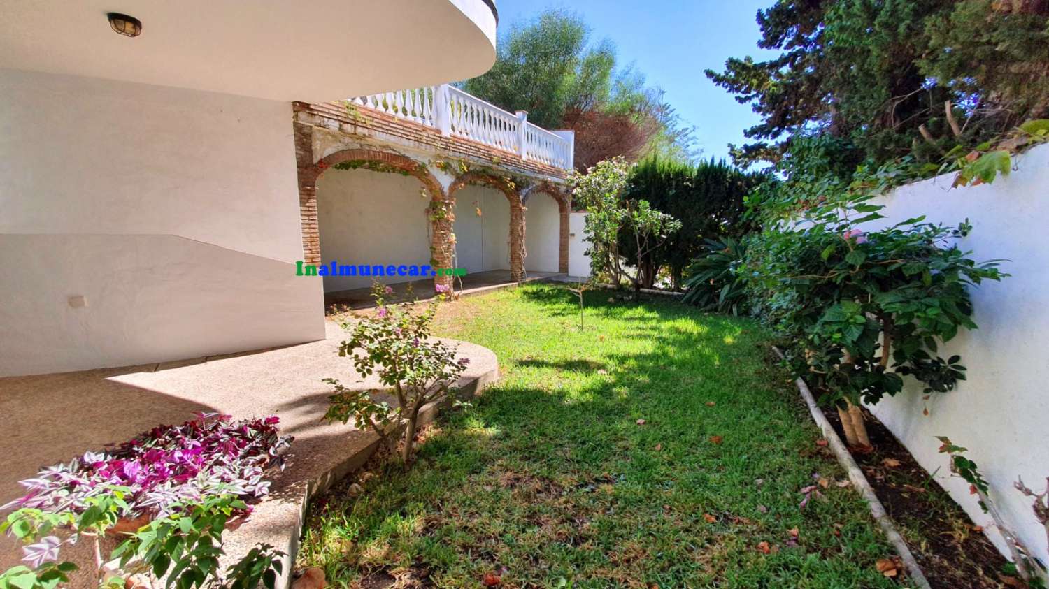 Villa à vendre à Almuñécar avec vue magnifique sur la mer, jardin et garage – proche de la plage et des restaurants