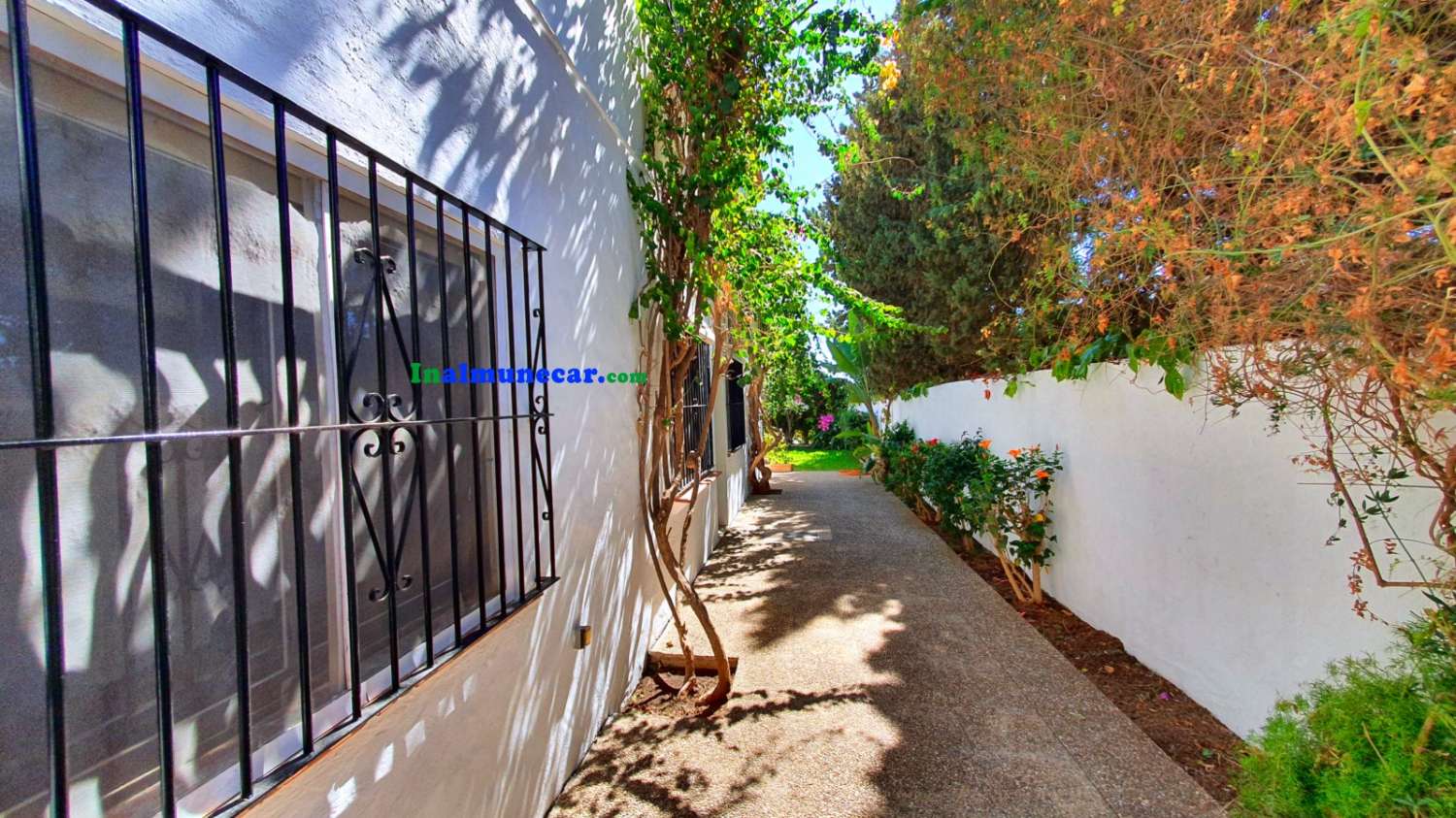 Villa zum Verkauf in Almuñécar mit herrlichem Meerblick, Garten und Garage – in der Nähe von Strand und Restaurants