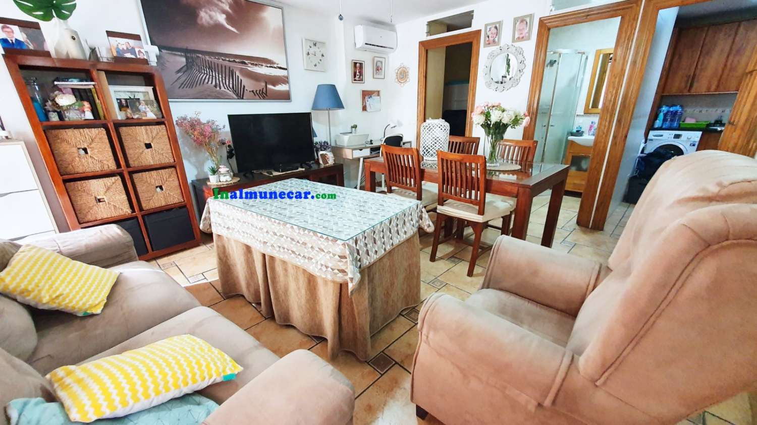 Casa en venta en Almuñécar con local comercial en pleno centro