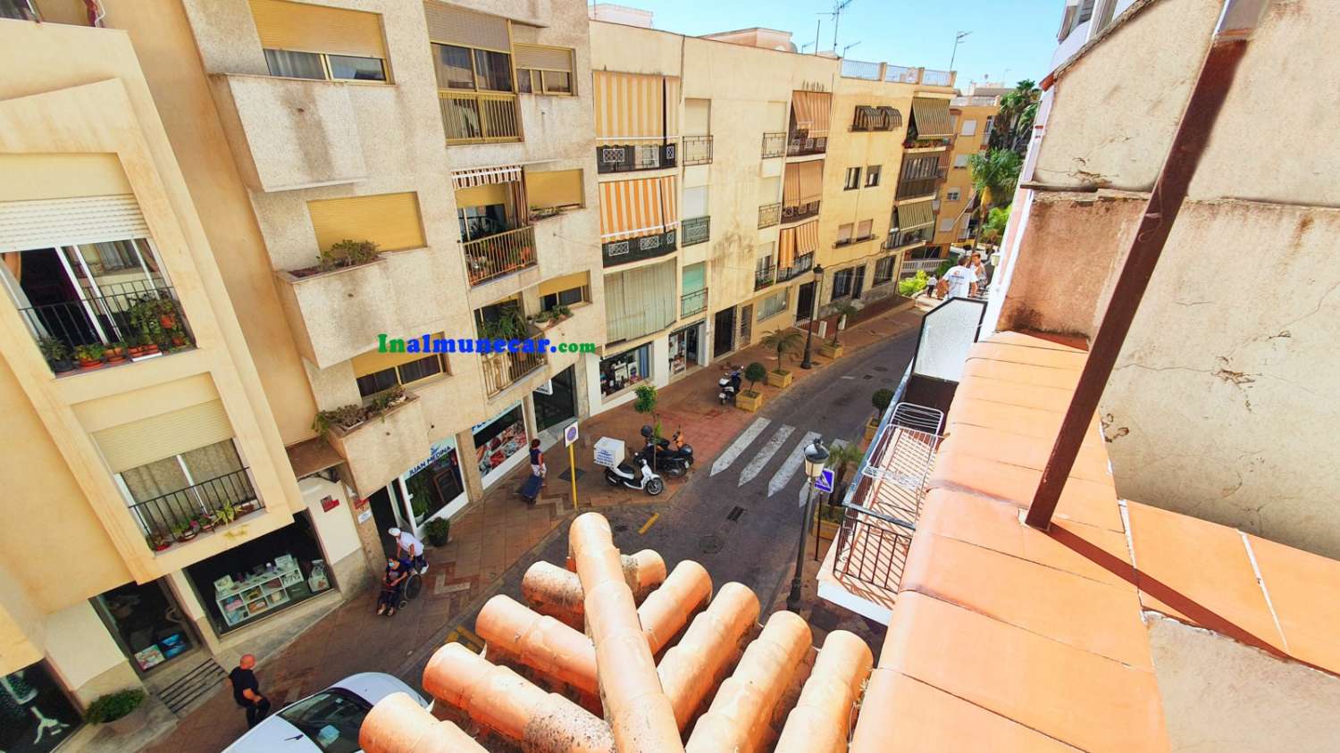 Maison à vendre à Almuñécar avec local commercial au centre de la ville.