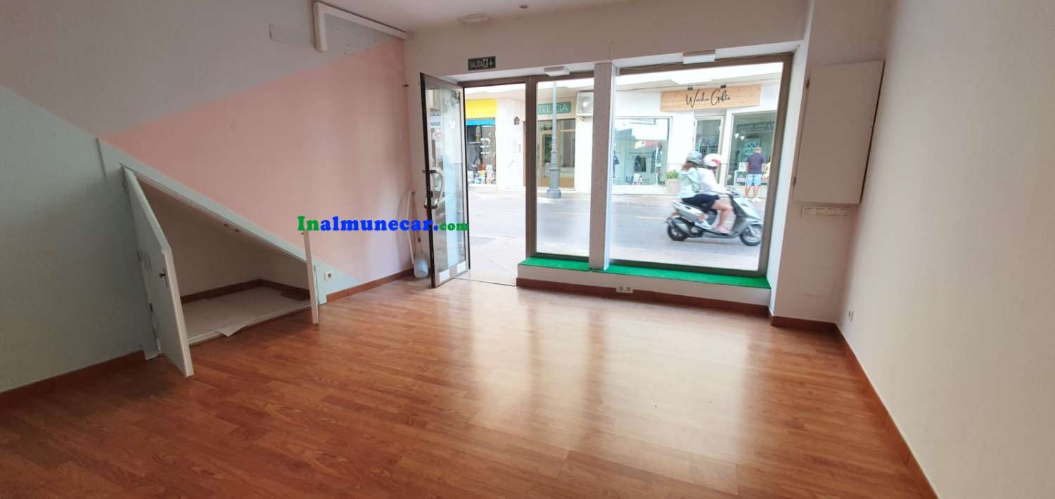 Casa en venta en Almuñécar con local comercial en pleno centro