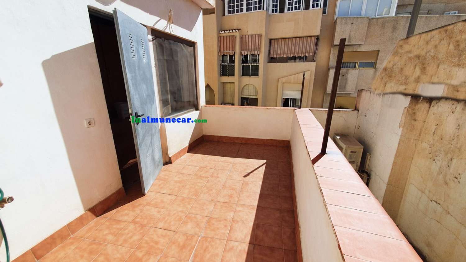 Casa en venta en Almuñécar con local comercial en pleno centro