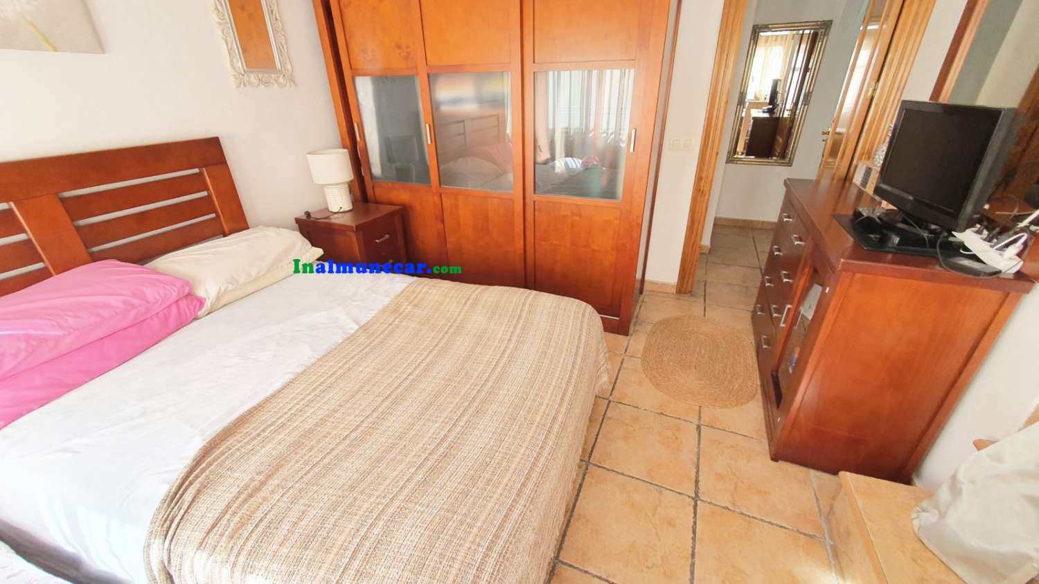 Casa en venta en Almuñécar con local comercial en pleno centro