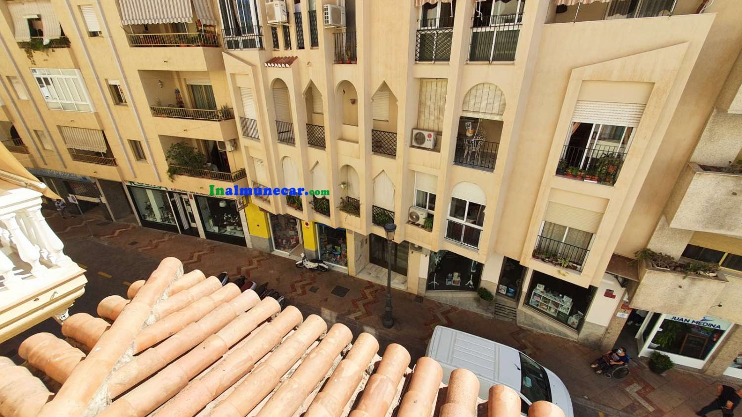 Casa en venta en Almuñécar con local comercial en pleno centro