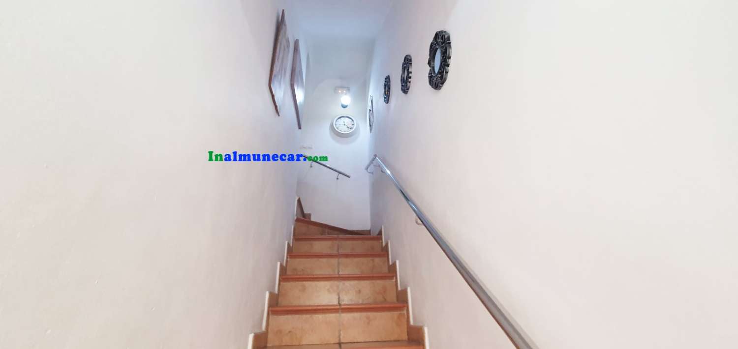 House for sale in Almuñécar with commercial premises in the centre of town.