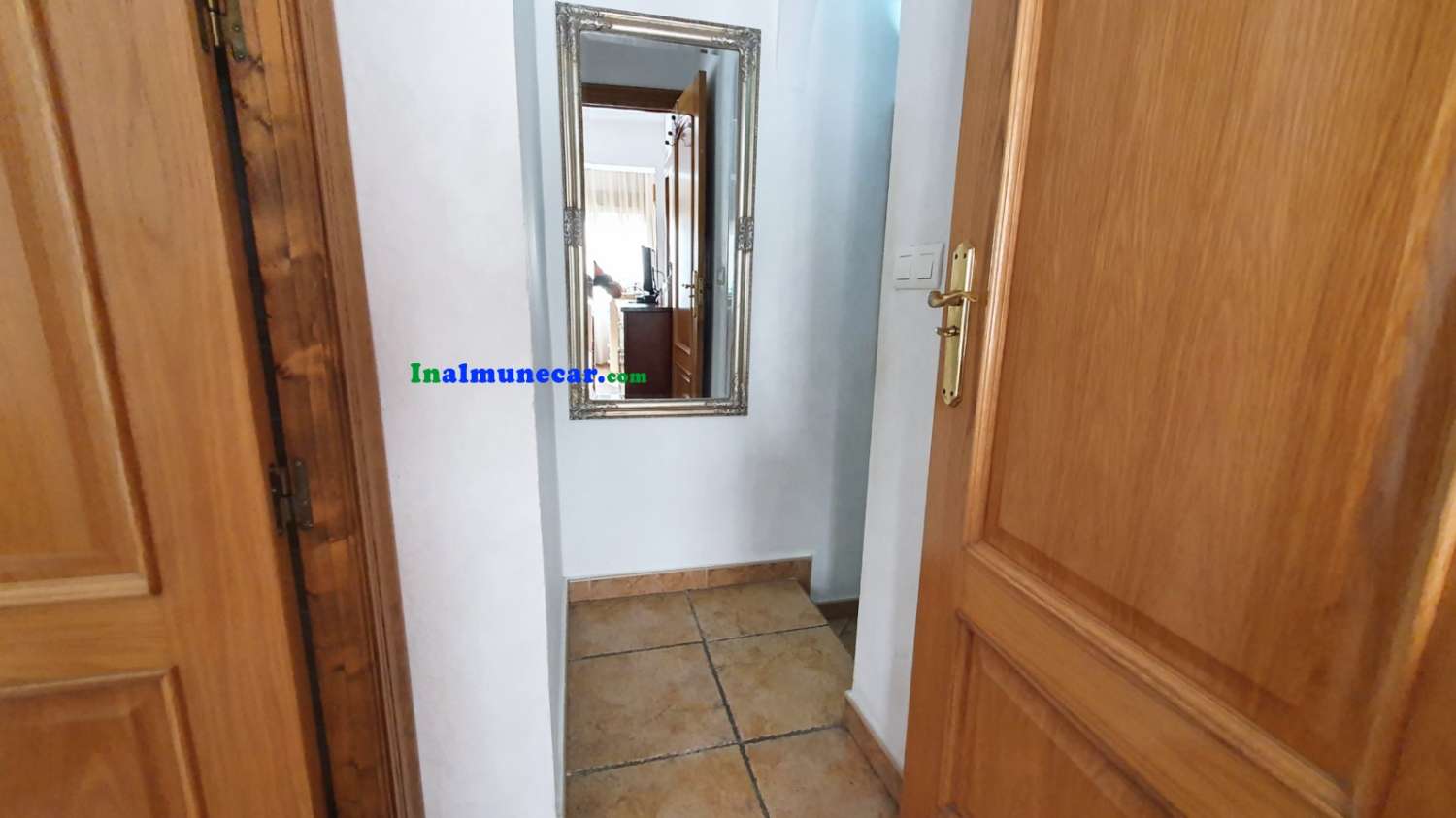 Casa en venta en Almuñécar con local comercial en pleno centro