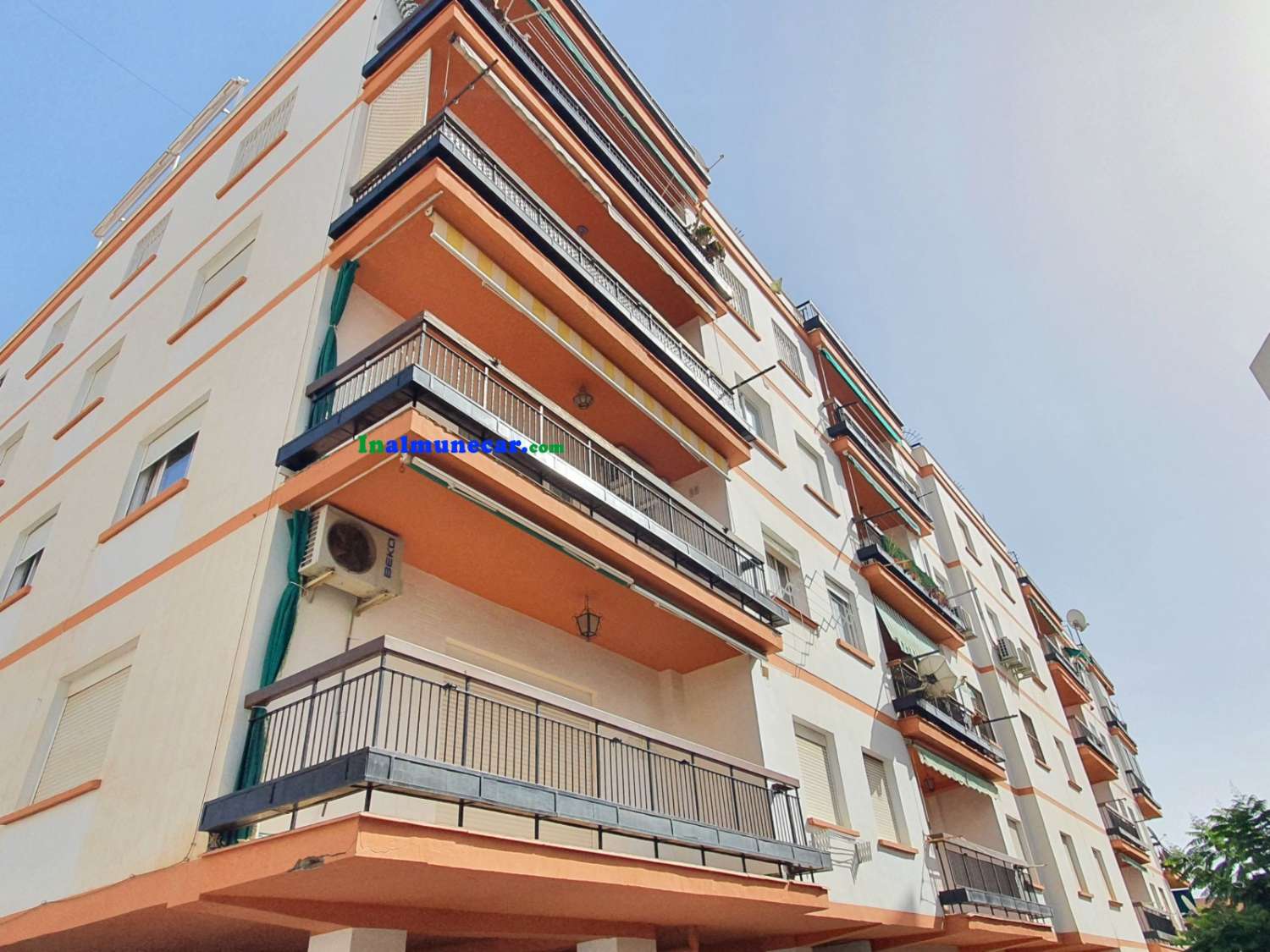 Renoveret lejlighed til salg i Almuñecar beliggende på 2. linie af stranden med fælles parkering.