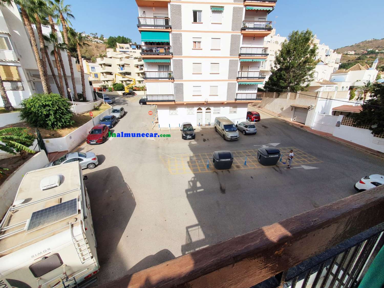 Appartement rénové à vendre à Almuñecar situé sur la 2ème ligne de la plage avec parking communautaire.