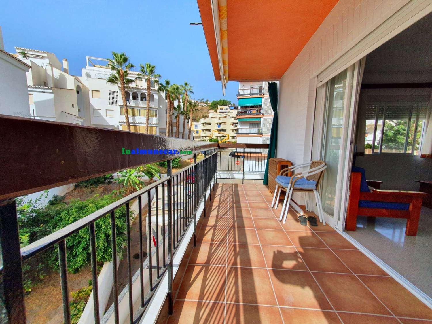 Renovated apartment for sale in Almuñecar located on the 2nd line of the beach with community parking.