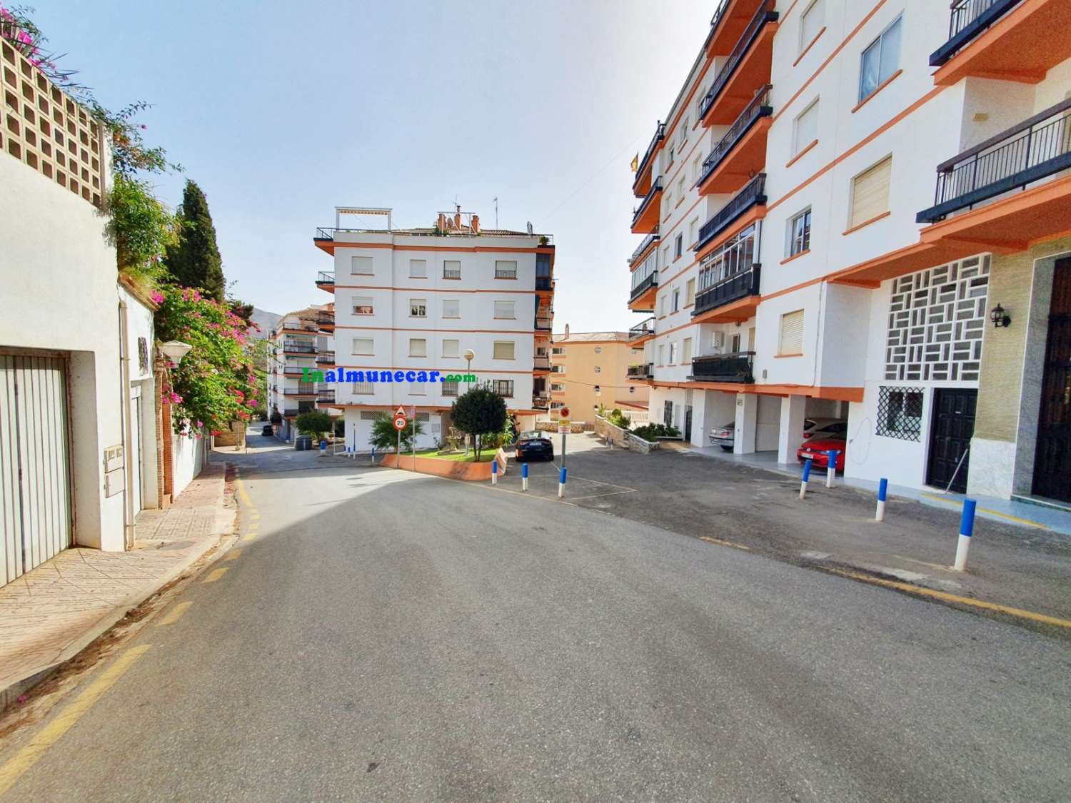 Renoverad lägenhet till salu i Almuñecar belägen på 2:a raden av stranden med gemensam parkering.