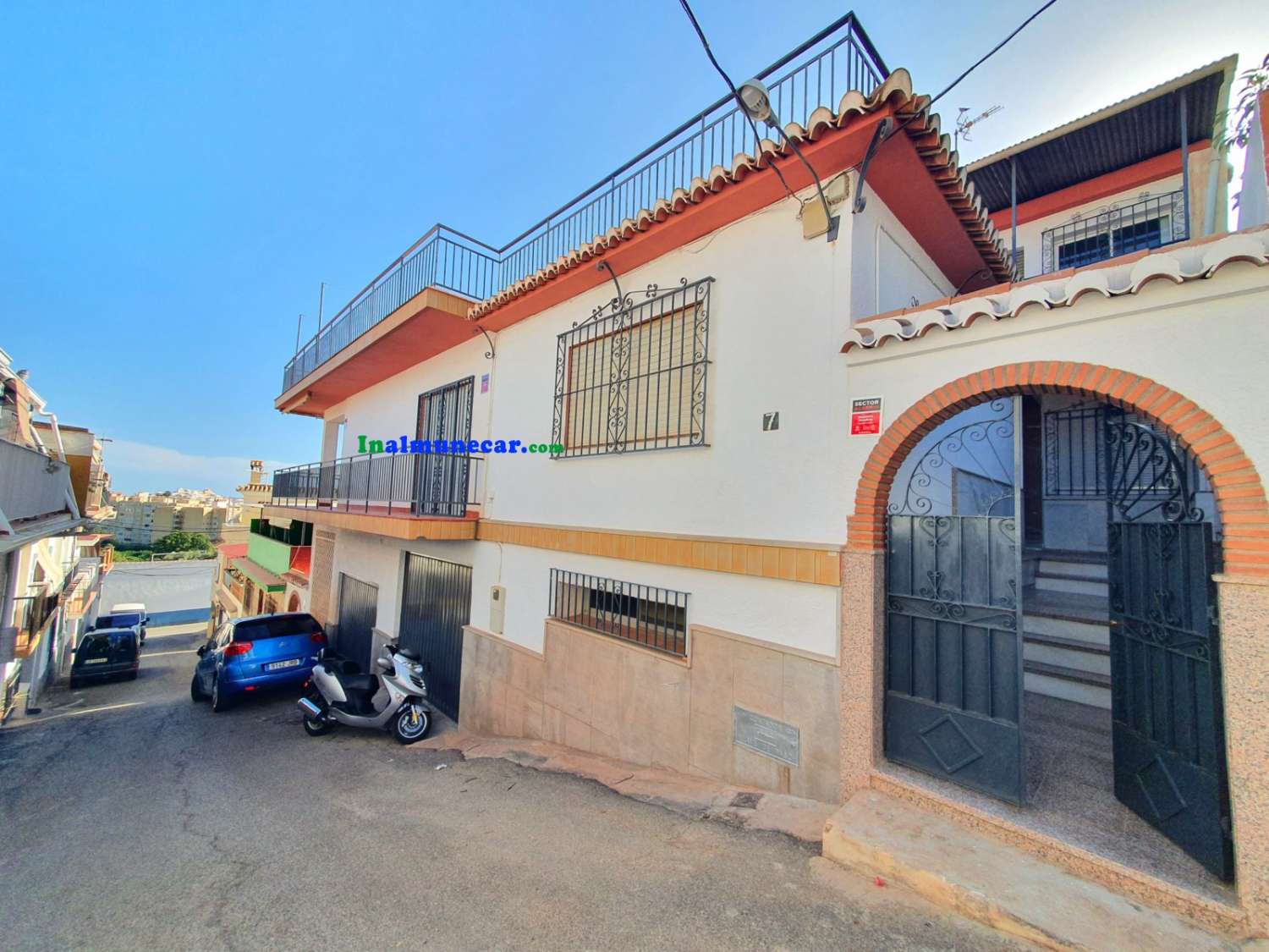 Casa en venta en Almuñécar con dos grandes cocheras cerradas y amplias terrazas