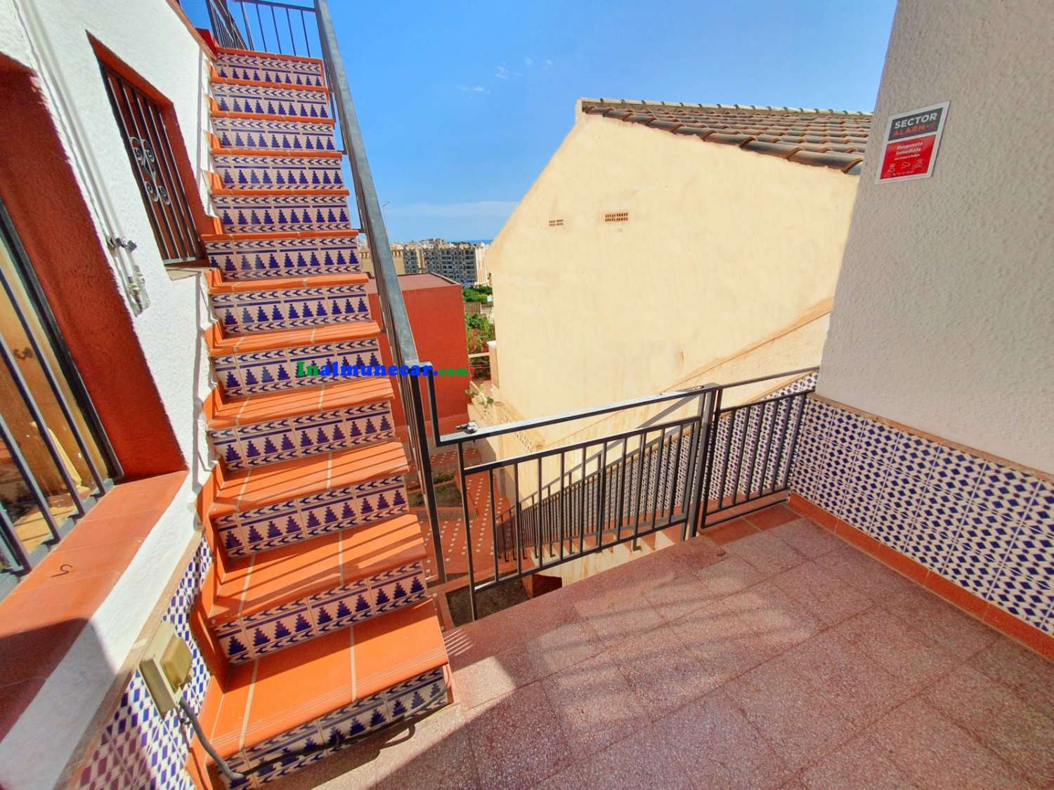 House for sale in Almuñécar with two large closed garages and great terraces